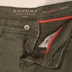 Sonoma khaki colored Pre-owned 5 pocket Modern Fit Bermuda shorts. Size 6P